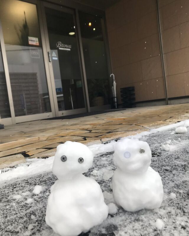 雪が降りました☃️❄️
足元を悪い中ではありますが、お気をつけてお越しくださいませ😌

本日も沢山のお客様の笑顔が見られるように。
スタッフ一同お待ちしております☺️

#bitowa#ビトワ#卒業式#成人式#振袖#七五三#ブライダル#茅野市#茅野市美容院#茅野市美容室#カット#エステ#ヘアセット#ヘアアレンジ
#ハンサムショート#ショートボブ#ミディアム#ネオウル#ウルフ#外ハネボブ#くびれヘア#チュンダンバル#ハグカット#シャーミングカット#タッセルカット#ハッシュカット#ヨペウメイク#ヨジャドルメイク