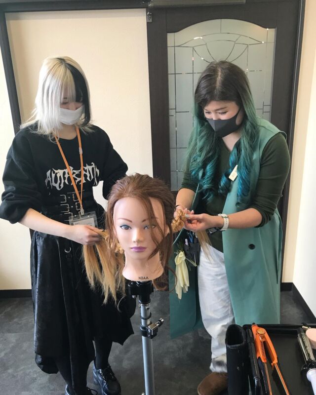 先週美容学生さんが職場実習に来てくれました✨

ヘアアレンジをとても可愛く仕上げていました⭐️

3日間ありがとうございました😊
#bitowa#ビトワ#卒業式#成人式#振袖#七五三#ブライダル#茅野市#茅野市美容院#茅野市美容室#カット#ネイル#エステ#ヘアセット#ヘアアレンジ#メイク#着付け#マツエク#まつ毛パーマ#トータルビューティーサロン