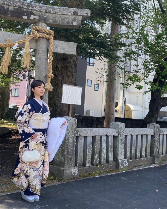本日、成人式の記念撮影をさせて頂いたお客様💕
スタジオで撮影した後、上社へお出掛けに行かれました！新作のお着物とてもお似合いで可愛かったです🤍
*•…………………………………………………･*
#シャレンド
#ビトワ
#茅野市成人式
#茅野市美容室
#茅野市スタジオ撮影
#茅野市着付け
#成人式
#成人式ヘア
#成人式ヘアアレンジ
#成人式メイク
#振袖
#振袖レンタル
#振袖帯結びアレンジ 
#成人式撮影 
#前撮り
#スタジオ撮影
#ロケ撮影