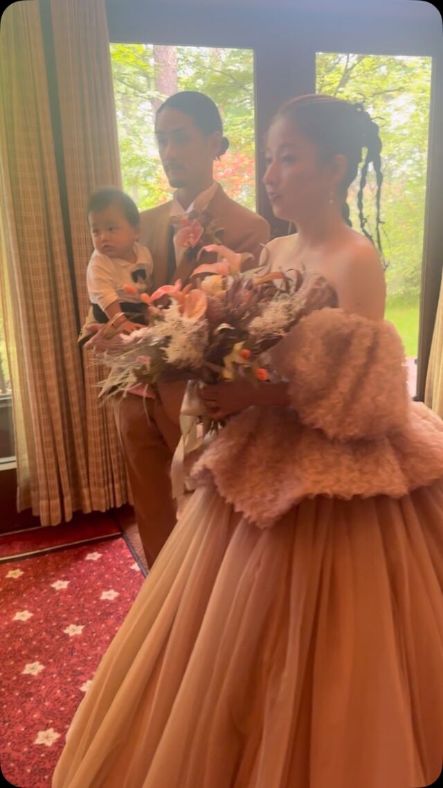 家族で迎えた特別な1日💐
笑顔と感謝に包まれて、森の中で心に残るウェディング✨
そんな大切な時間に、ヘアメイクとして関わらせていただきました。
ナチュラルな美しさが溢れる、幸せいっぱいの1日🤍
末永くお幸せに…！

#ヘアメイク #ウェディングヘア #家族婚 #ナチュラルウェディング #森のウェディング #ブライダルヘアメイク #結婚式ヘアメイク #ウェディングフォト #おしゃれ花嫁 #前撮りヘア #花嫁ヘアスタイル